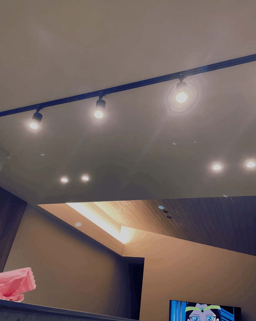 ダイニングテーブルの天井にあるスポットライトを下から撮影した写真