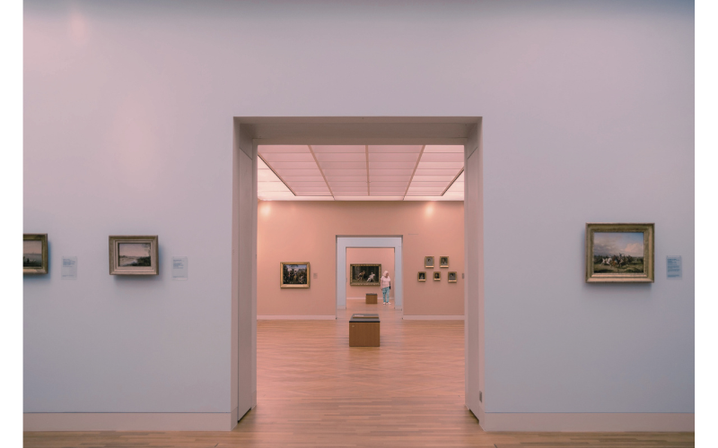 静かな美術館の展示室。距離を保ちながら作品を眺められる空間。