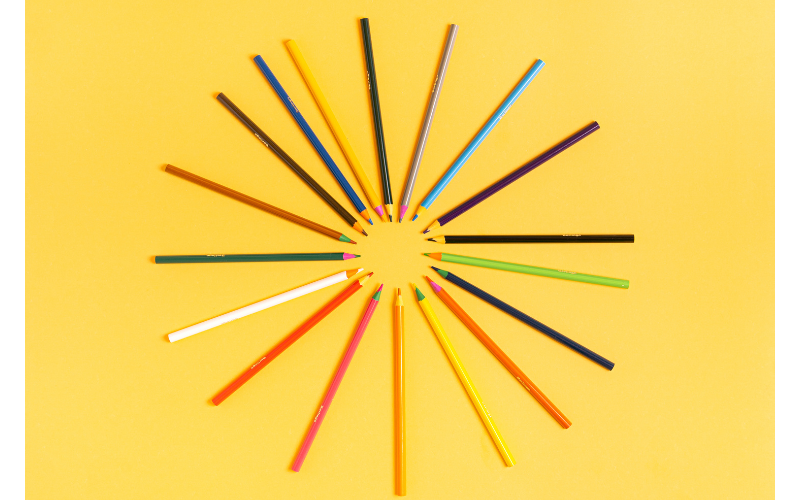 多様な感情や価値観が循環する様子を表す色鉛筆の円形配置。母娘関係と愚痴文化の循環構造を象徴