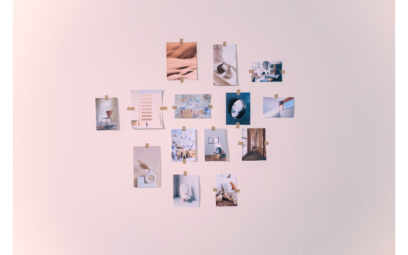 壁に複数の写真が分散して貼られている様子。バランスや多様な視点を感じさせる構図。
