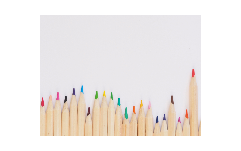 感情処理力の個人差や成熟度の違いを表現する、長さの異なる色鉛筆のイメージ
