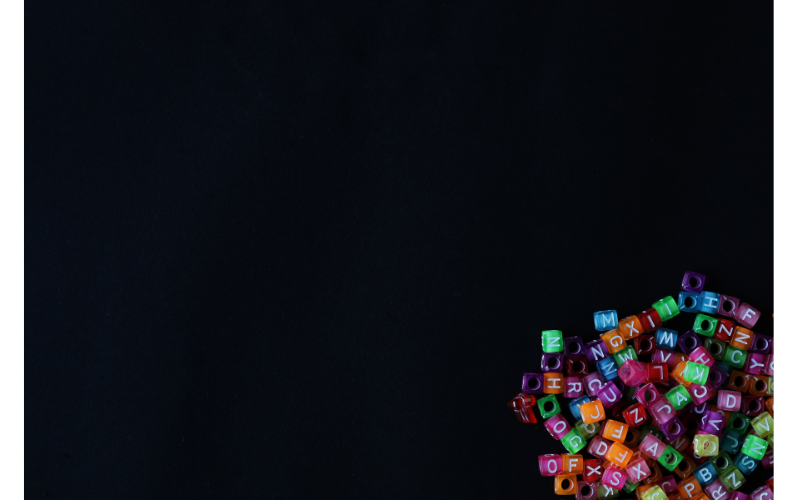 母娘関係における愚痴文化と感情処理の未成熟を象徴する、散らばったアルファベットビーズのイメージ