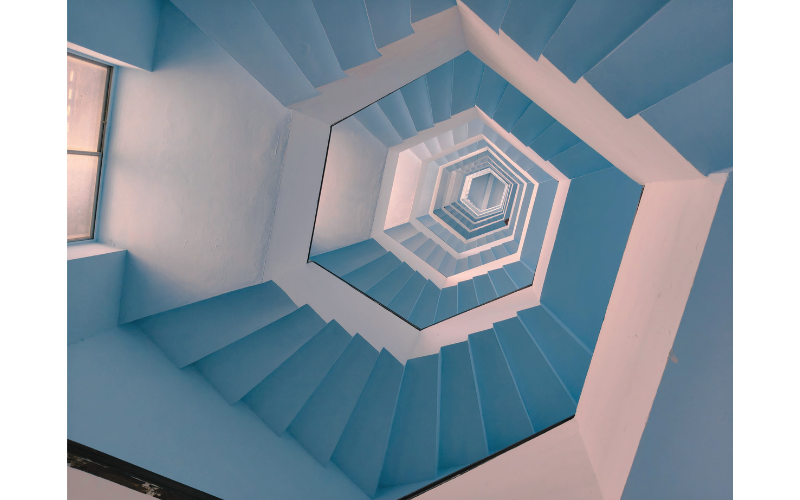 上へと続く螺旋階段。段階の違いや成長過程を示す象徴的な写真。