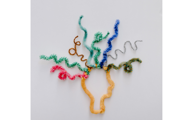 感情が複雑に絡み合う様子を表現した頭部シルエットのイメージ。愚痴による感情処理と精神的自立の課題を示す