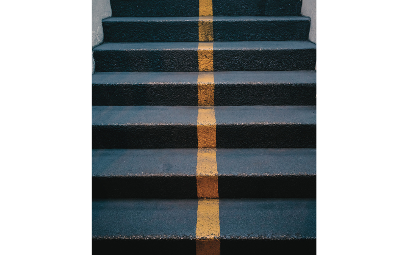 感情労働の依存ループをから抜ける段階を踏む様子を表す階段のイメージ画像