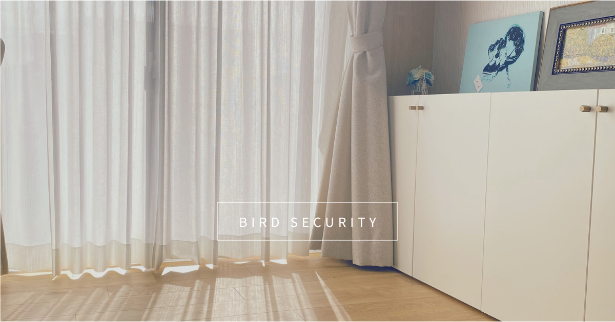柔らかな光が差し込むカーテンと木の床、静かな生活空間に「BIRD SECURITY」のロゴが重なるアイキャッチ画像