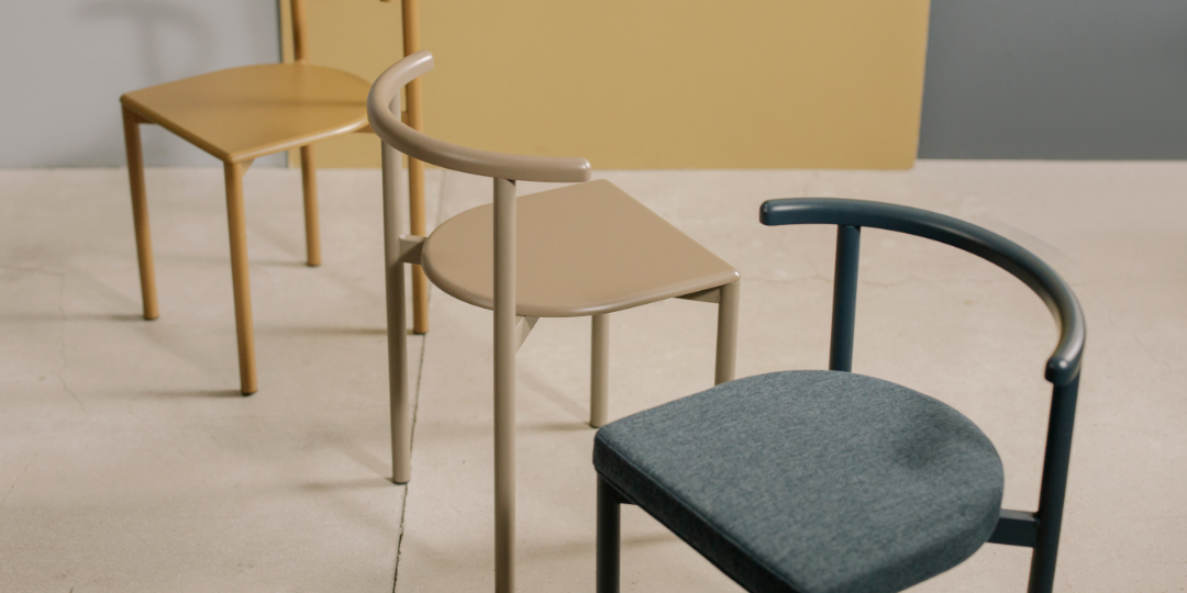 色や形の異なる椅子が並ぶ空間。少しずつ距離が縮まっているようにも見える配置